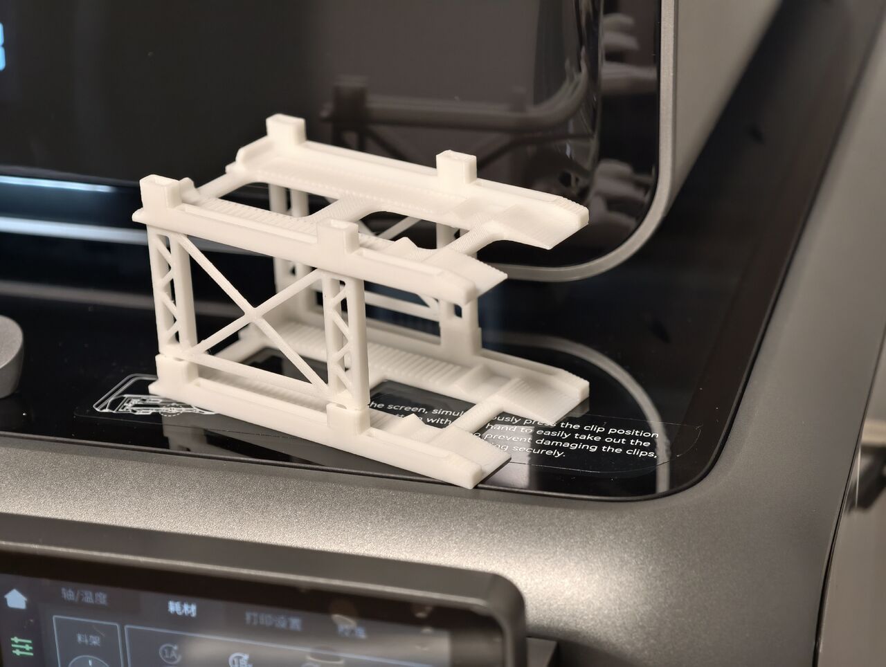 3D 打印机平台上的白色 Arti64 车架原型